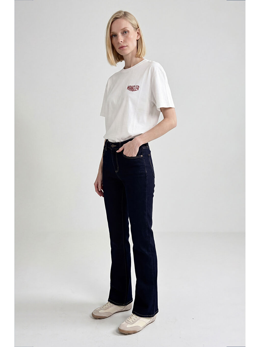 Beyaz %100 Pamuk Loose Fit Rahat Kesim Bisiklet Yaka Logo Detaylı Tişört-2