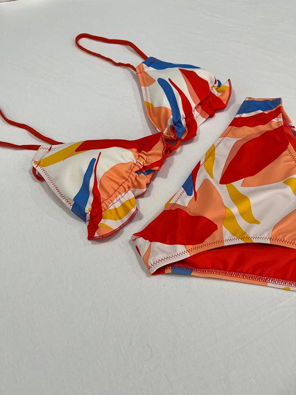 Siyah Kadın Çok Renkli Tropikal Desenli Astarlı Üçgen Bikini Takım HZL25S-AR1616-4