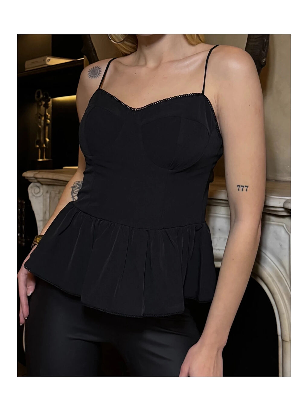 Kadın Siyah Volanlı Arkadan Fermuarlı Dokuma Bluz HZL25S-ZK11231-1