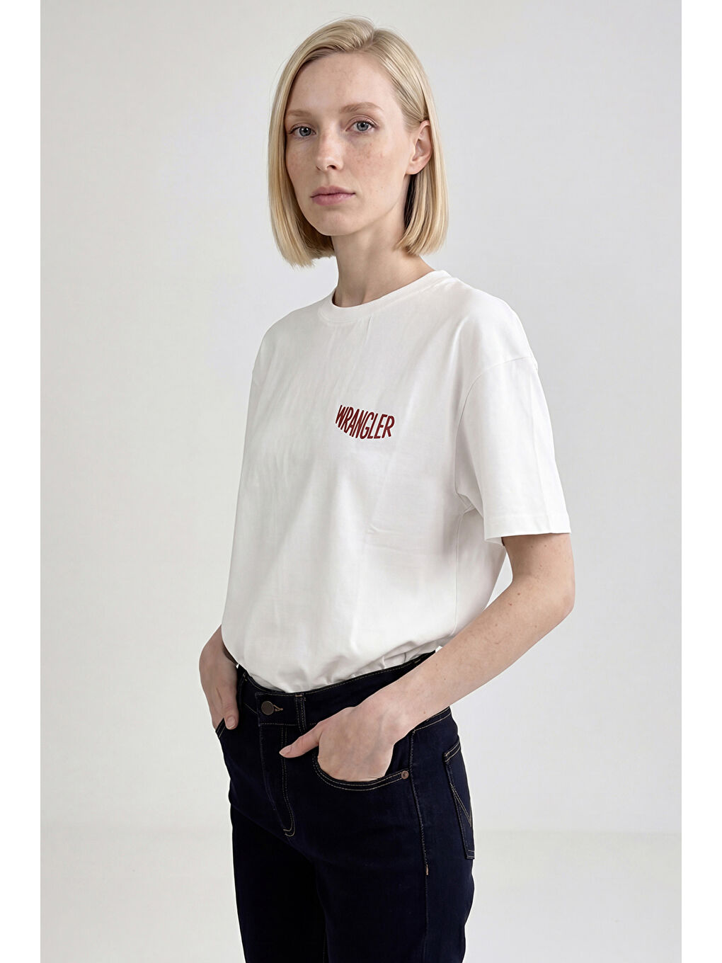 Beyaz %100 Pamuk Loose Fit Rahat Kesim Bisiklet Yaka Logo Detaylı Tişört-3