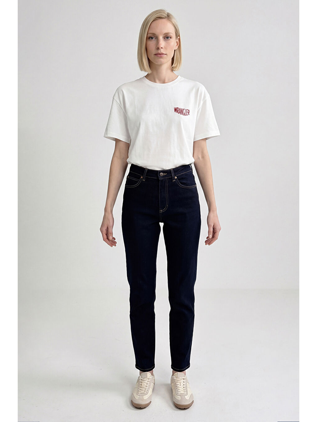 Beyaz %100 Pamuk Loose Fit Rahat Kesim Bisiklet Yaka Logo Detaylı Tişört-4