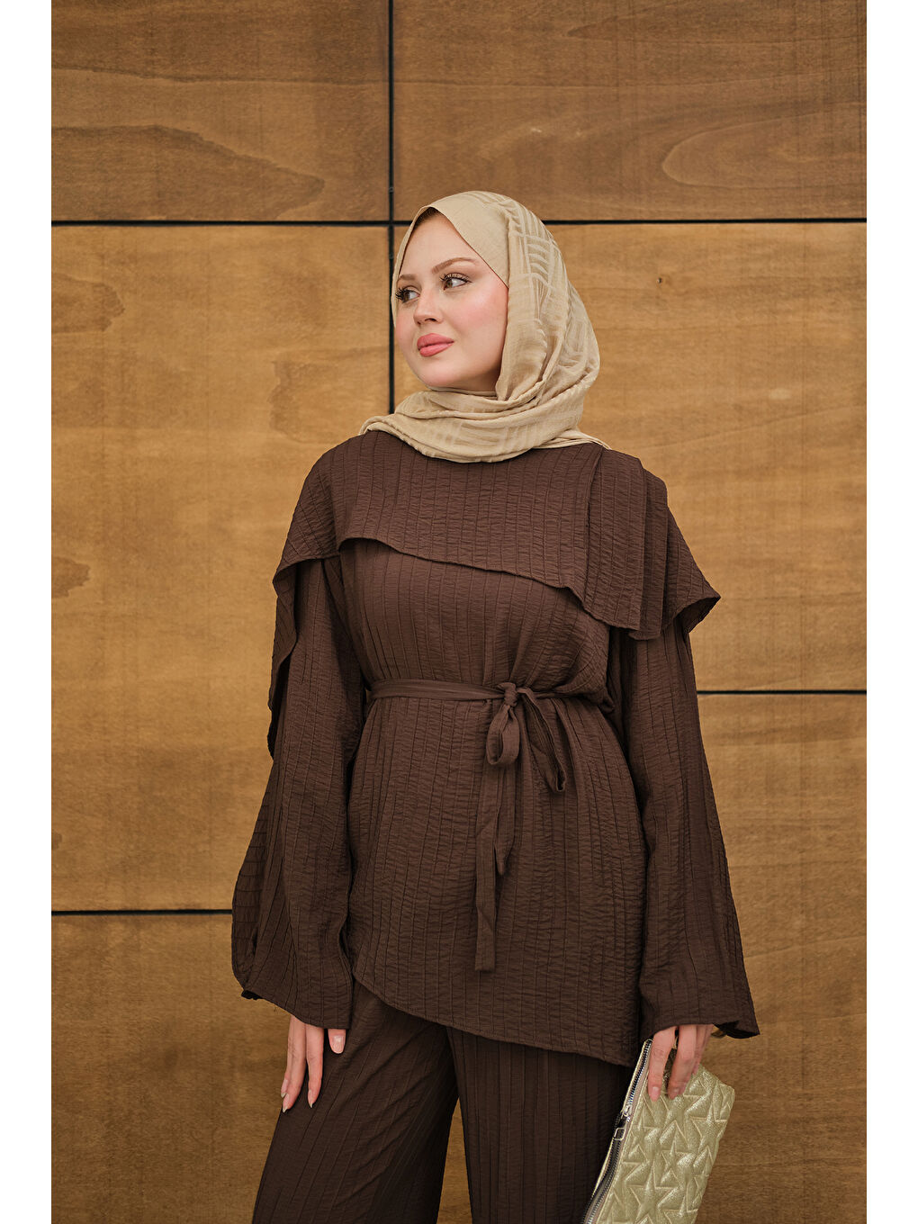 Kadın Kendinden Desenli Yaka Pelerinli Bel Bağlamalı Takım Kahverengi-1