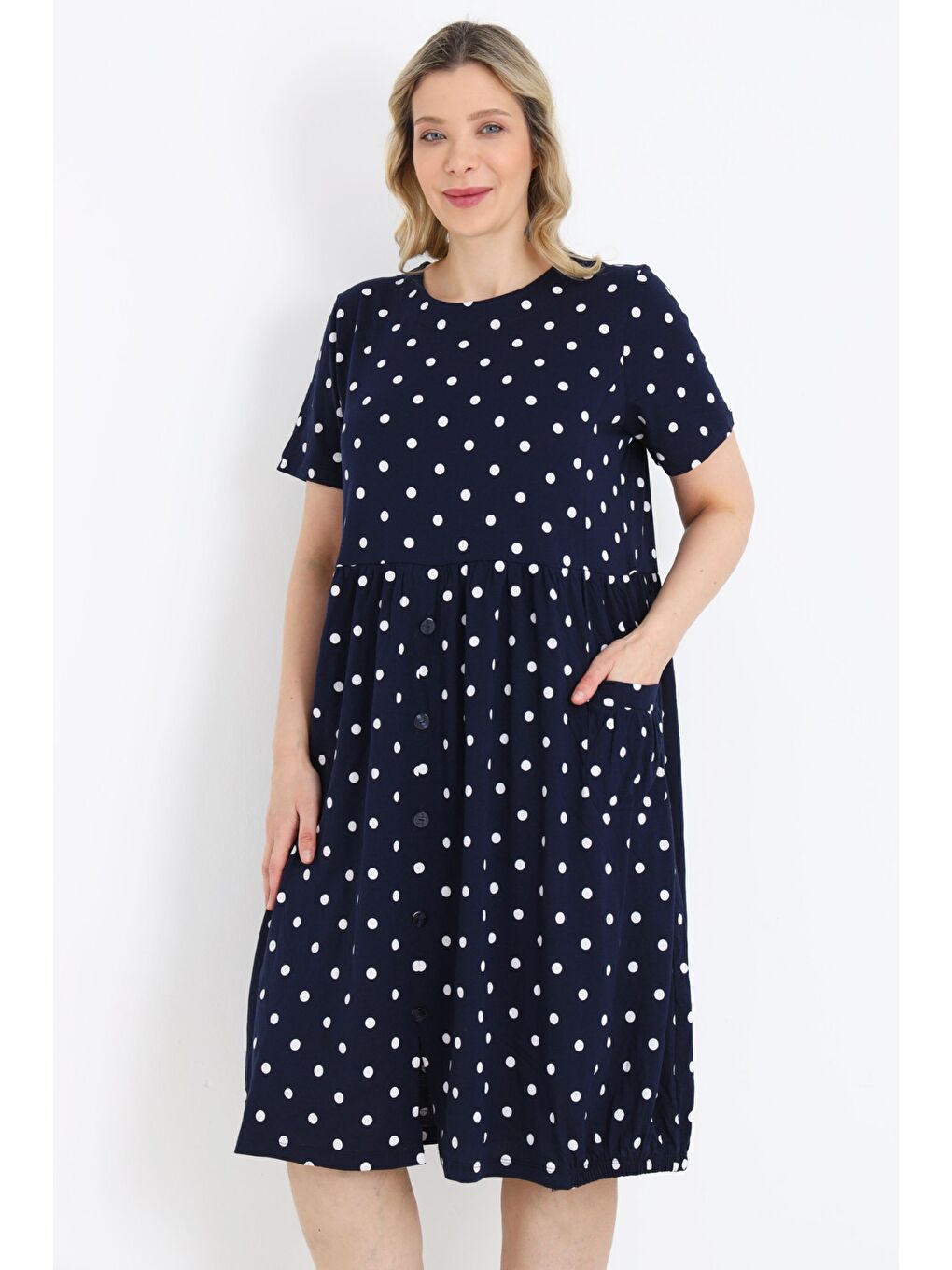 Kadın Lacivert Puantiyeli Büyük Beden Cepli Düğmeli Pamuklu Büyük Beden Kısa Kollu Elbise-1
