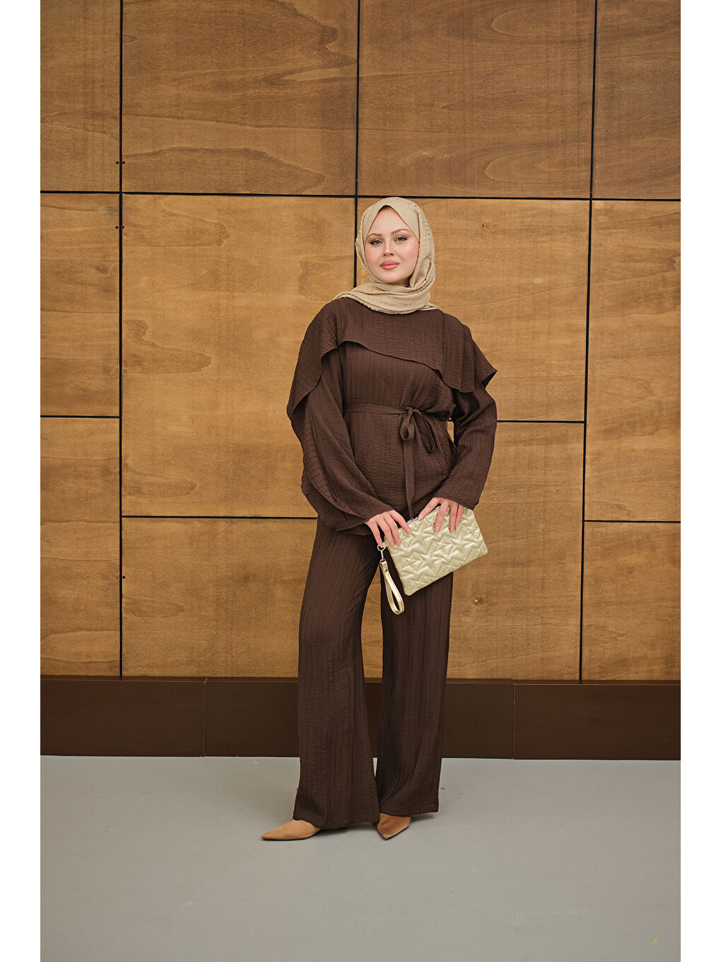 Kadın Kendinden Desenli Yaka Pelerinli Bel Bağlamalı Takım Kahverengi-2