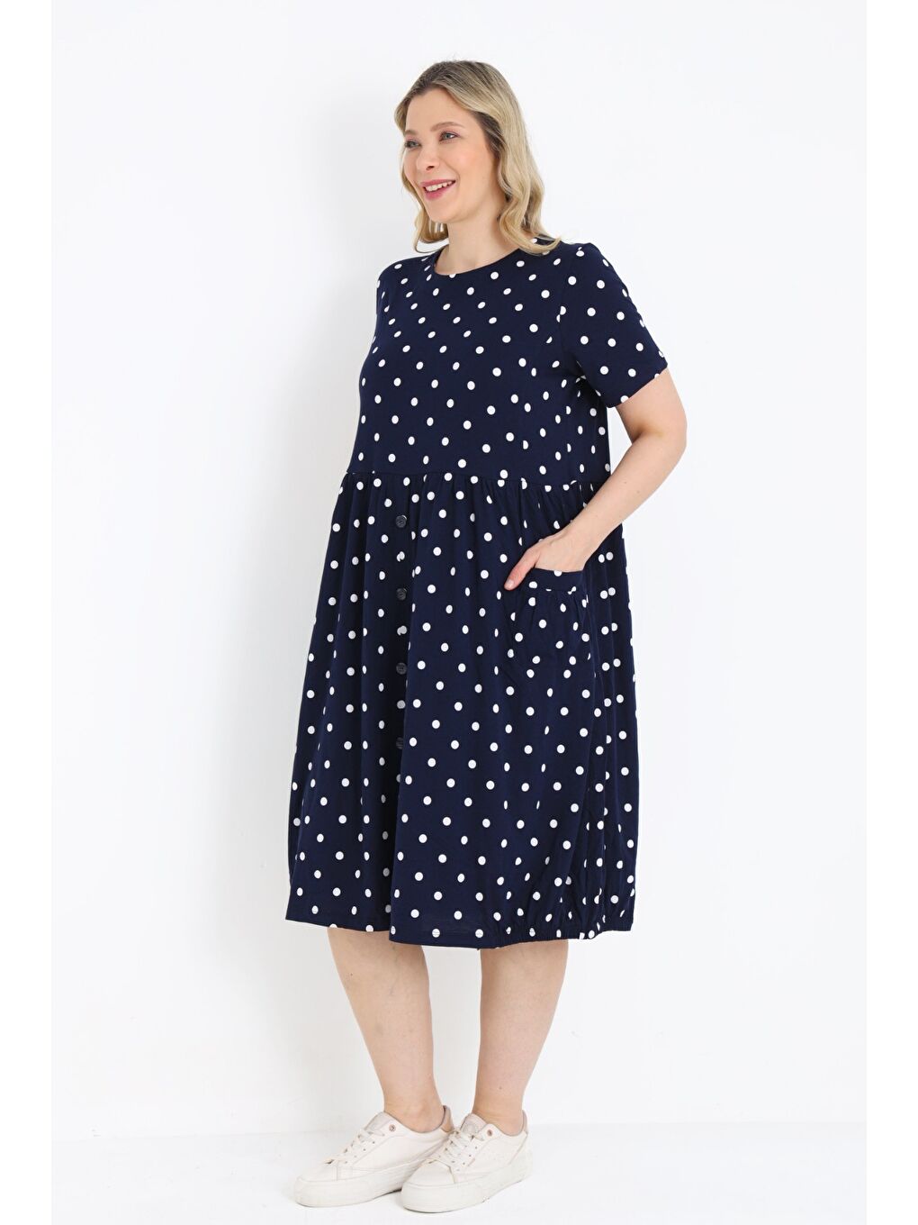 Kadın Lacivert Puantiyeli Büyük Beden Cepli Düğmeli Pamuklu Büyük Beden Kısa Kollu Elbise-2