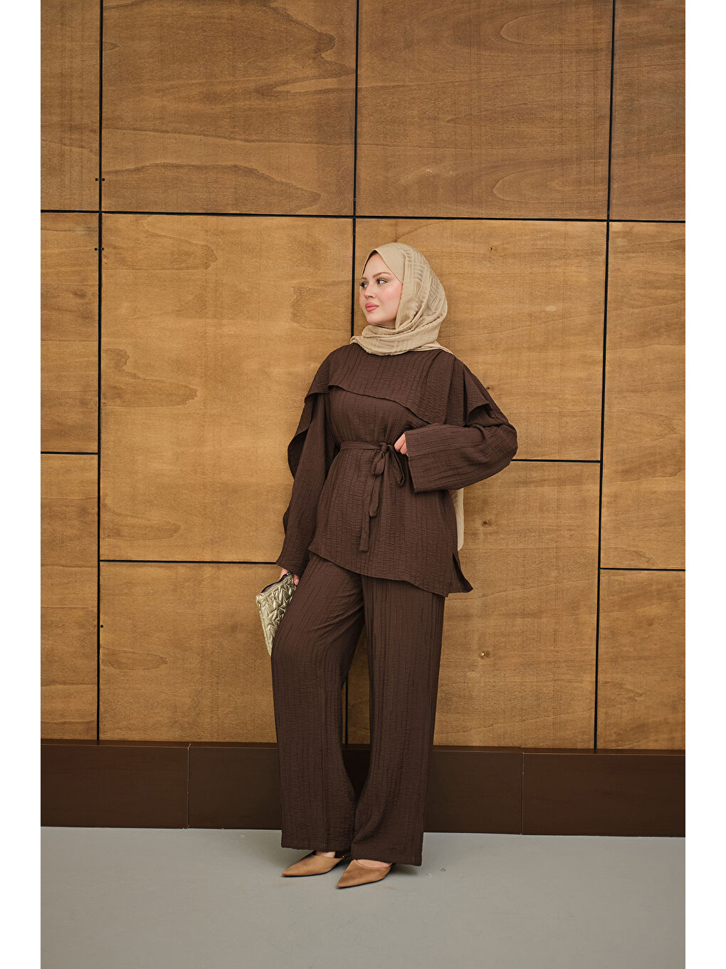 Kadın Kendinden Desenli Yaka Pelerinli Bel Bağlamalı Takım Kahverengi-3