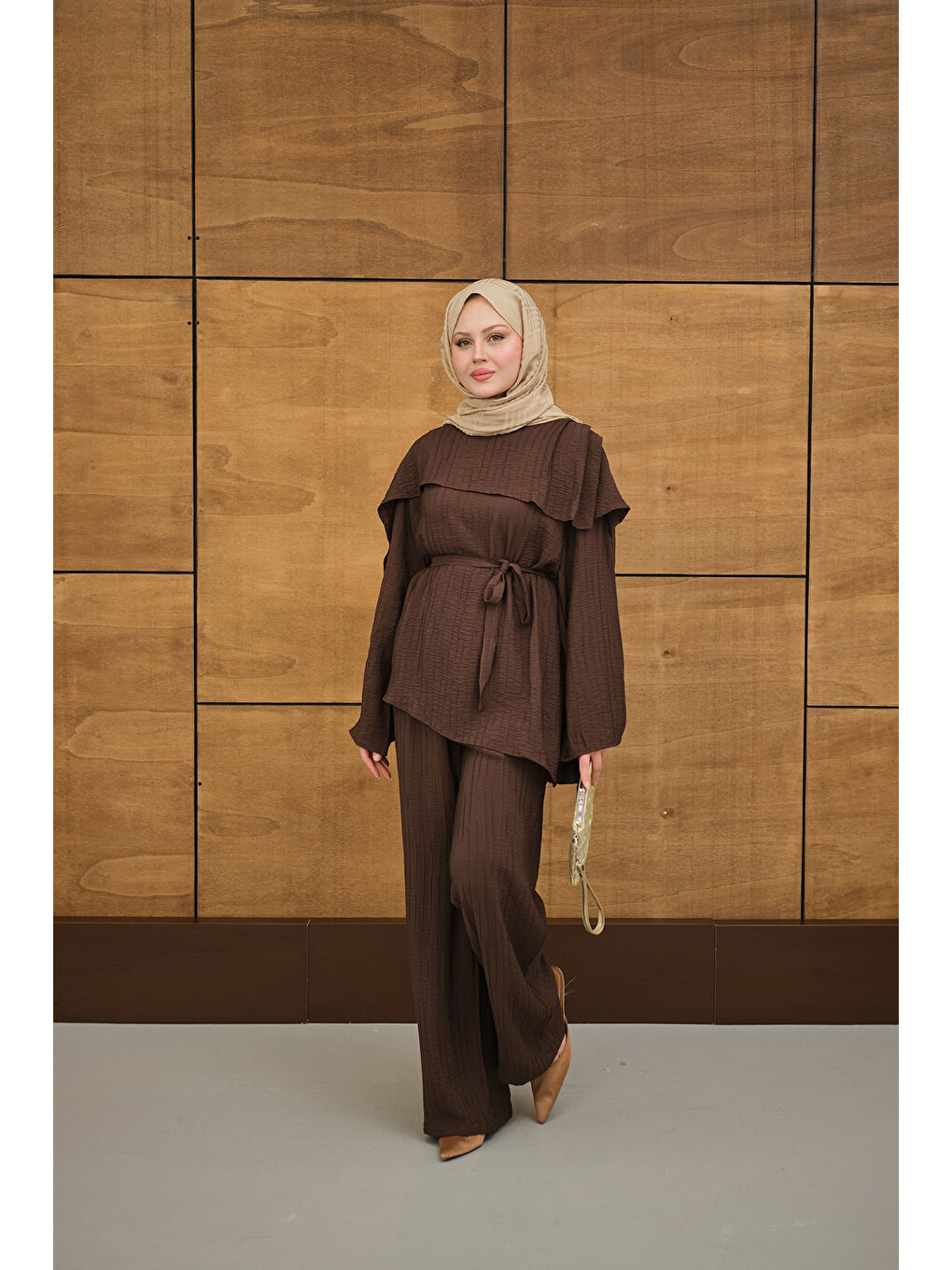 Kadın Kendinden Desenli Yaka Pelerinli Bel Bağlamalı Takım Kahverengi-4