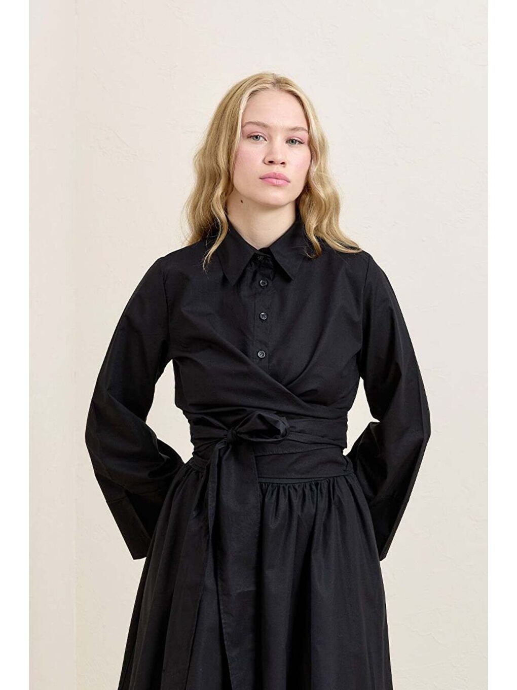 Siyah Bağlamalı Gömlek