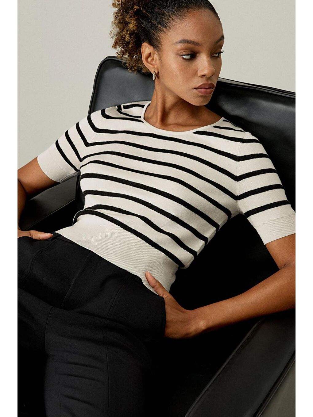 Beyaz Bisiklet Yaka Çizgili Kadın T-Shirt Mg2400