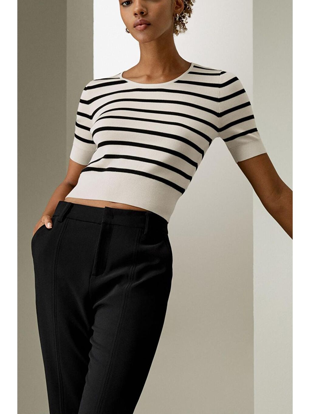 Beyaz Bisiklet Yaka Çizgili Kadın T-Shirt Mg2400-1