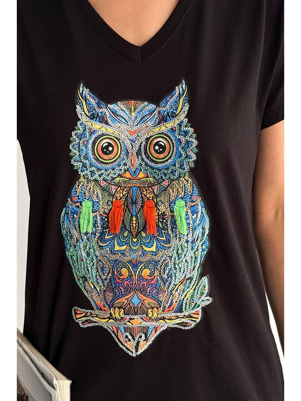 Siyah V Yaka Kısa Kol Pul Payet Aplikeli Örme Regular Fit T-Shirt-1