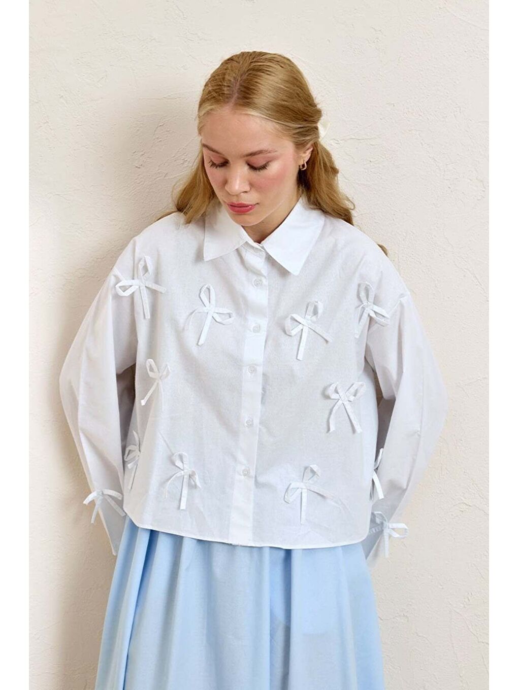 Beyaz Fiyonk Detay Crop Gömlek-1