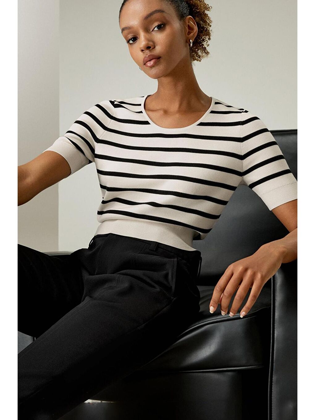 Beyaz Bisiklet Yaka Çizgili Kadın T-Shirt Mg2400-2