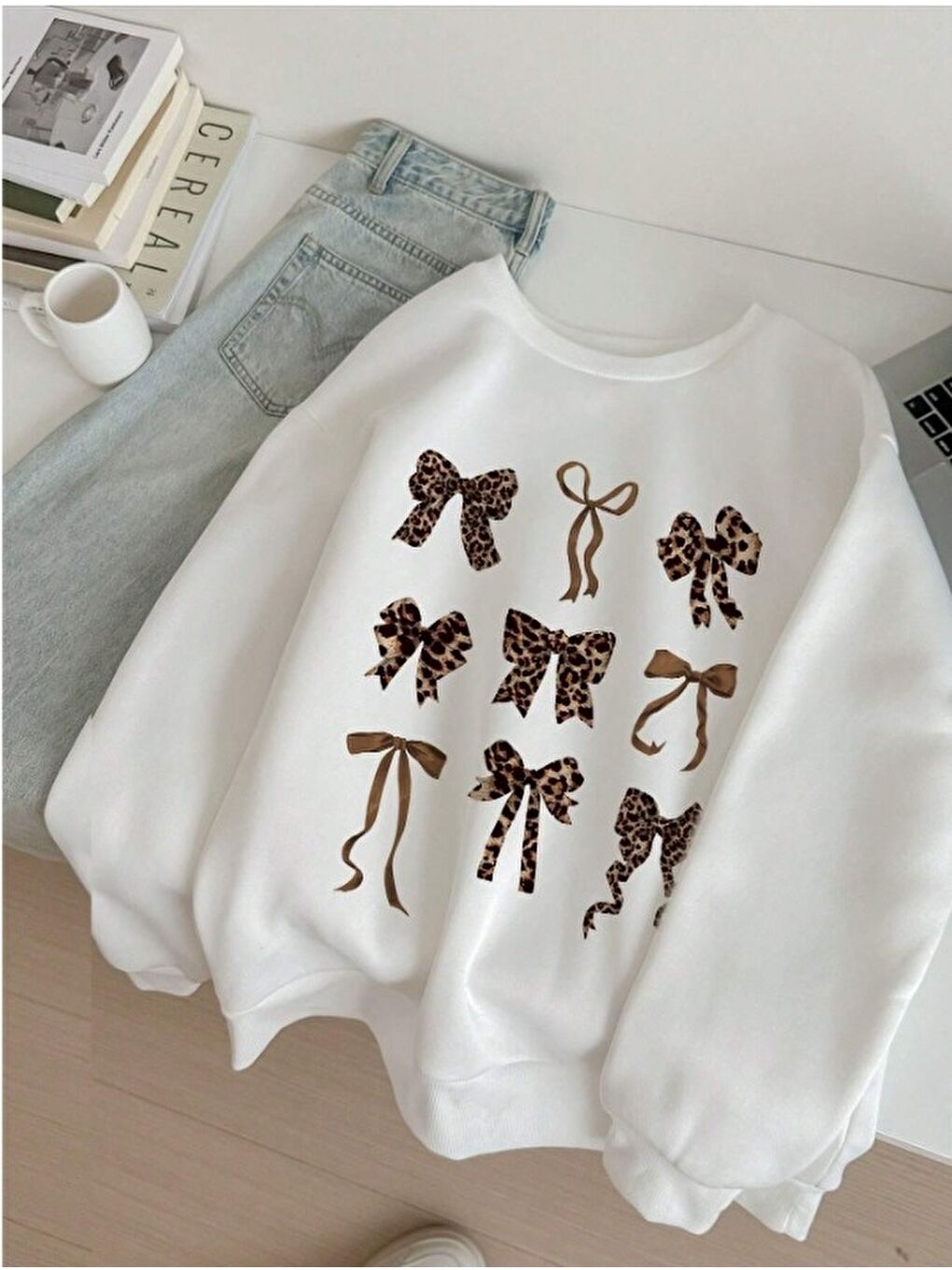 Beyaz Leopar Fiyonk Desenli Üç İplik Oversize Sweatshirt