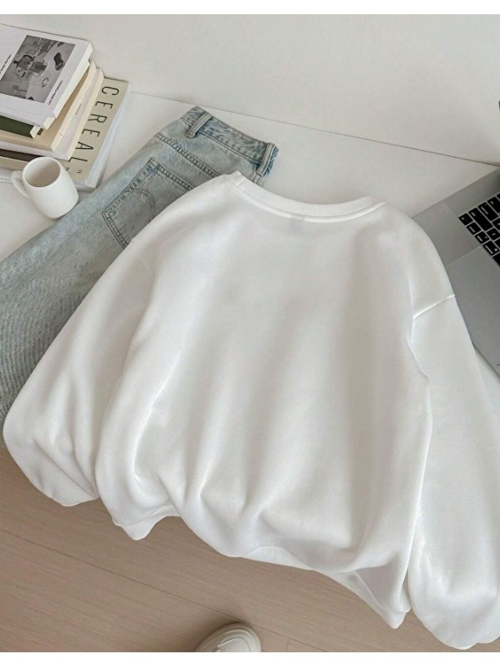 Beyaz Leopar Fiyonk Desenli Üç İplik Oversize Sweatshirt-1