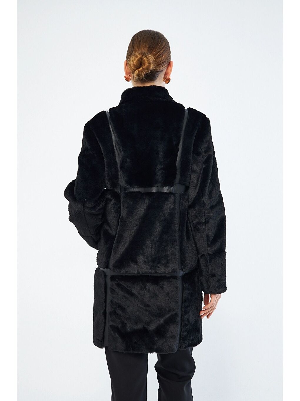 Kürk Detaylı Şeritli Siyah Kaban-1