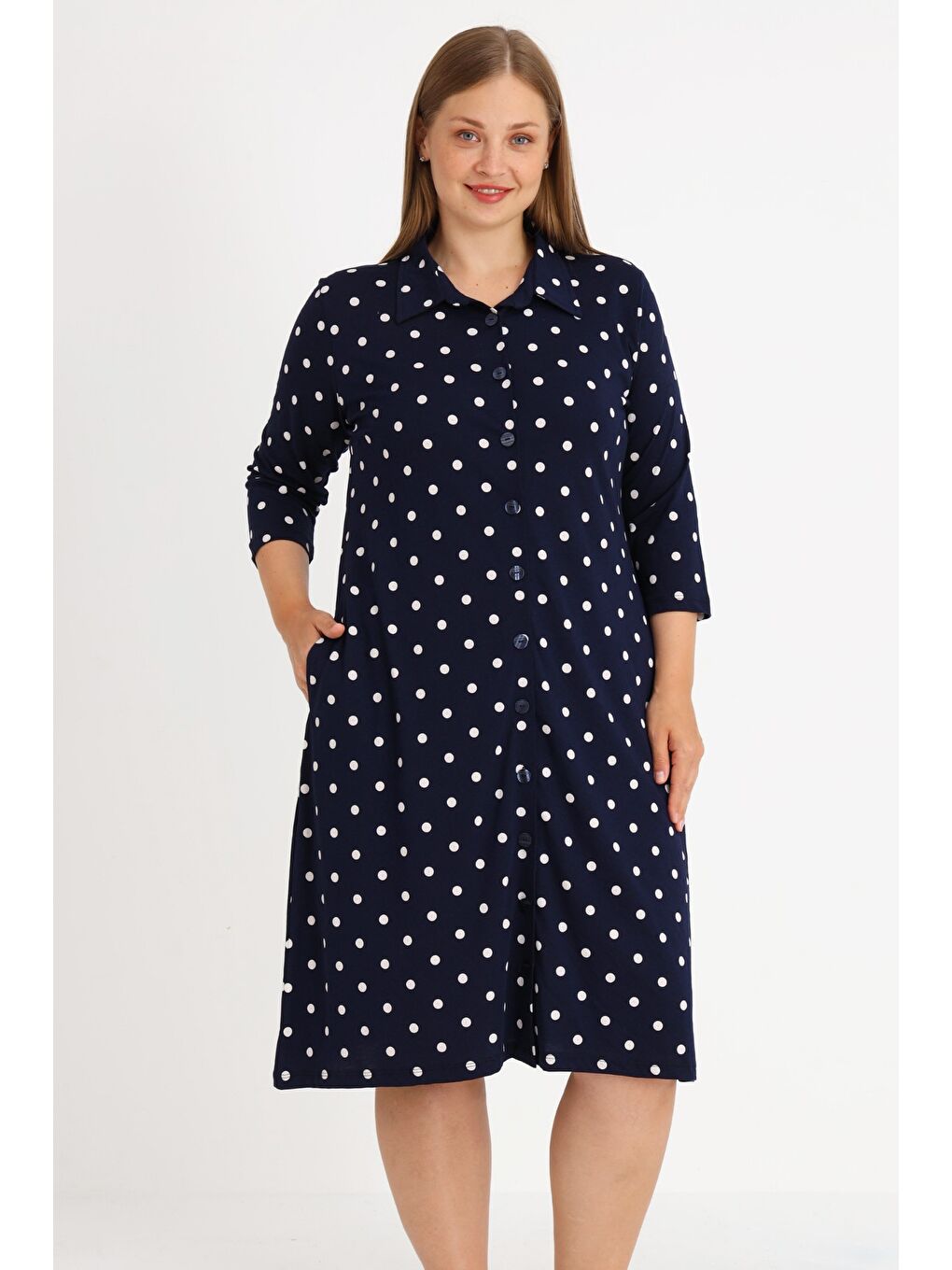 Kadın Büyük Beden Lacivert Puantiyeli Boydan Düğmeli Cepli Truvakar Kollu Pamuklu Elbise