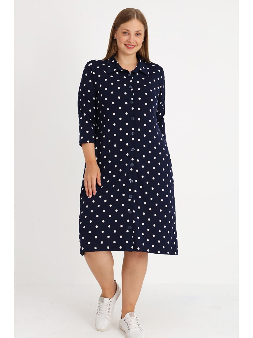 Kadın Büyük Beden Lacivert Puantiyeli Boydan Düğmeli Cepli Truvakar Kollu Pamuklu Elbise-1