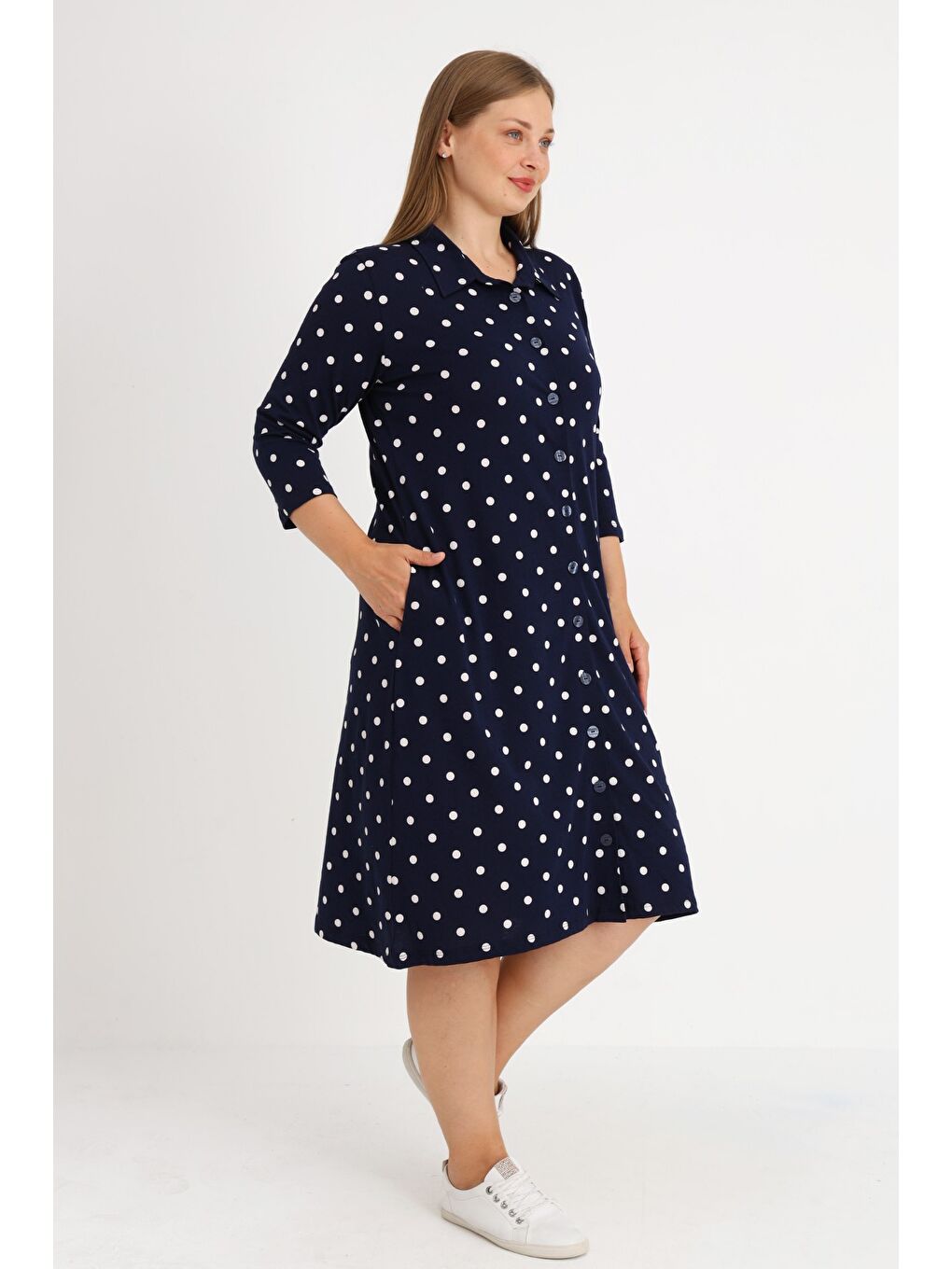 Kadın Büyük Beden Lacivert Puantiyeli Boydan Düğmeli Cepli Truvakar Kollu Pamuklu Elbise-2