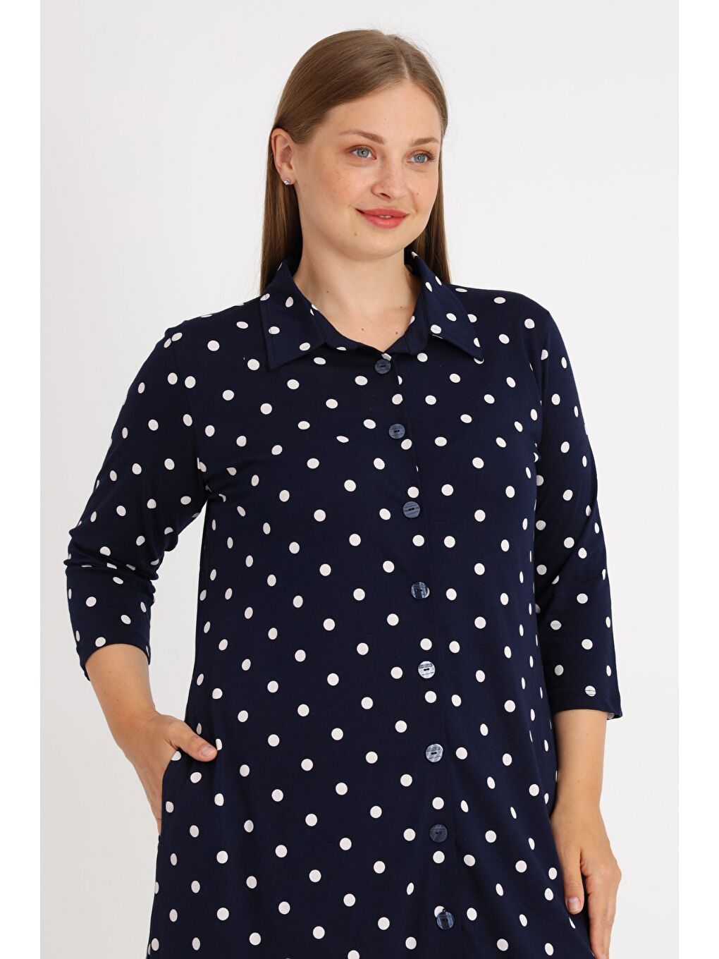 Kadın Büyük Beden Lacivert Puantiyeli Boydan Düğmeli Cepli Truvakar Kollu Pamuklu Elbise-3