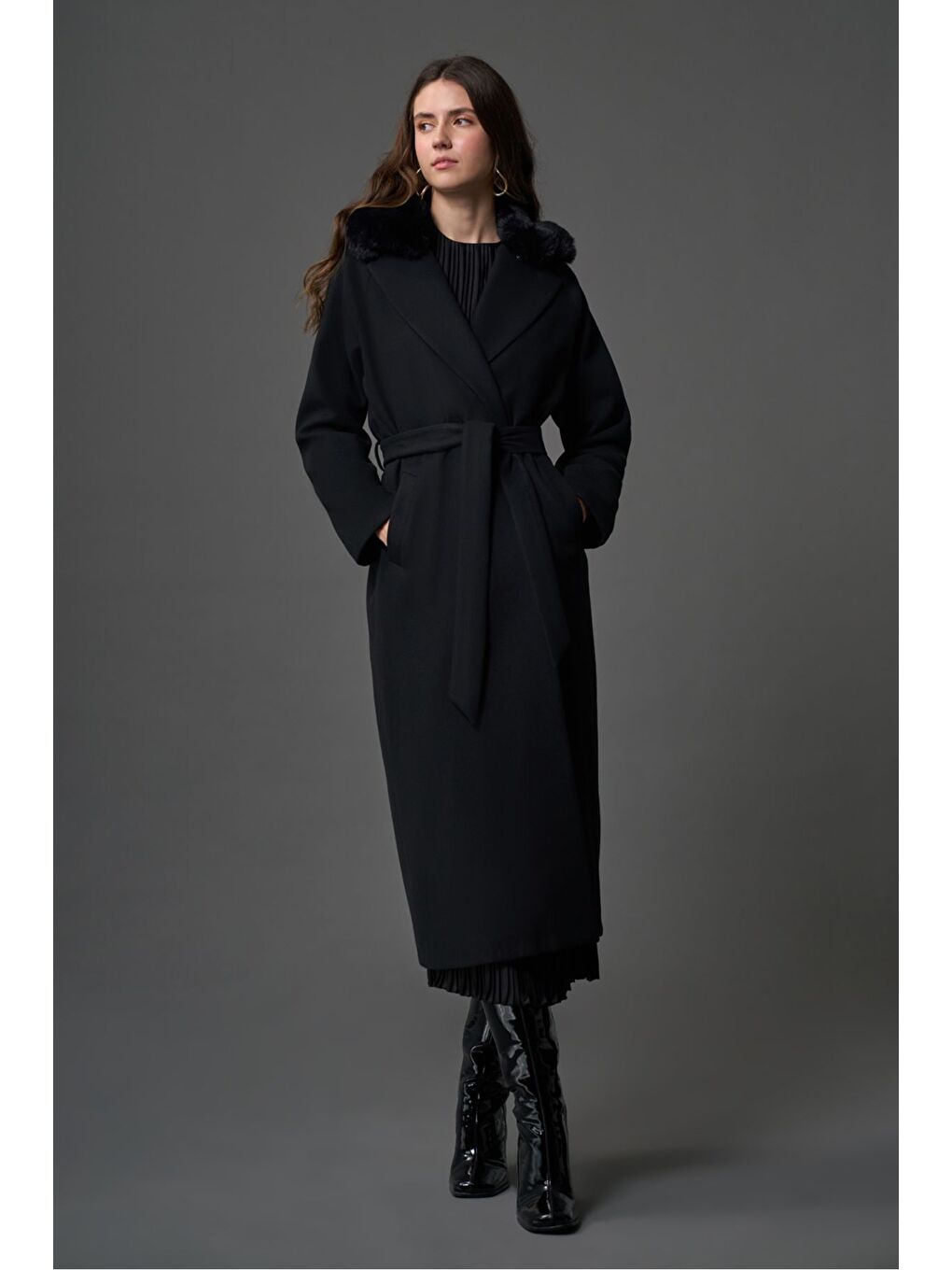 Yaka Kürklü Premium Siyah Kaban