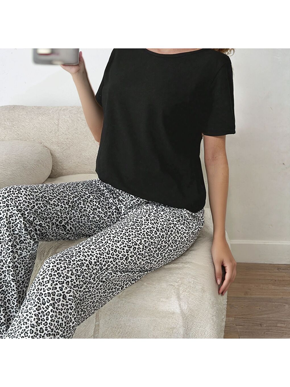 Leopar Desenli Siyah Üstlü Kısa Kol Pijama Takımı-2