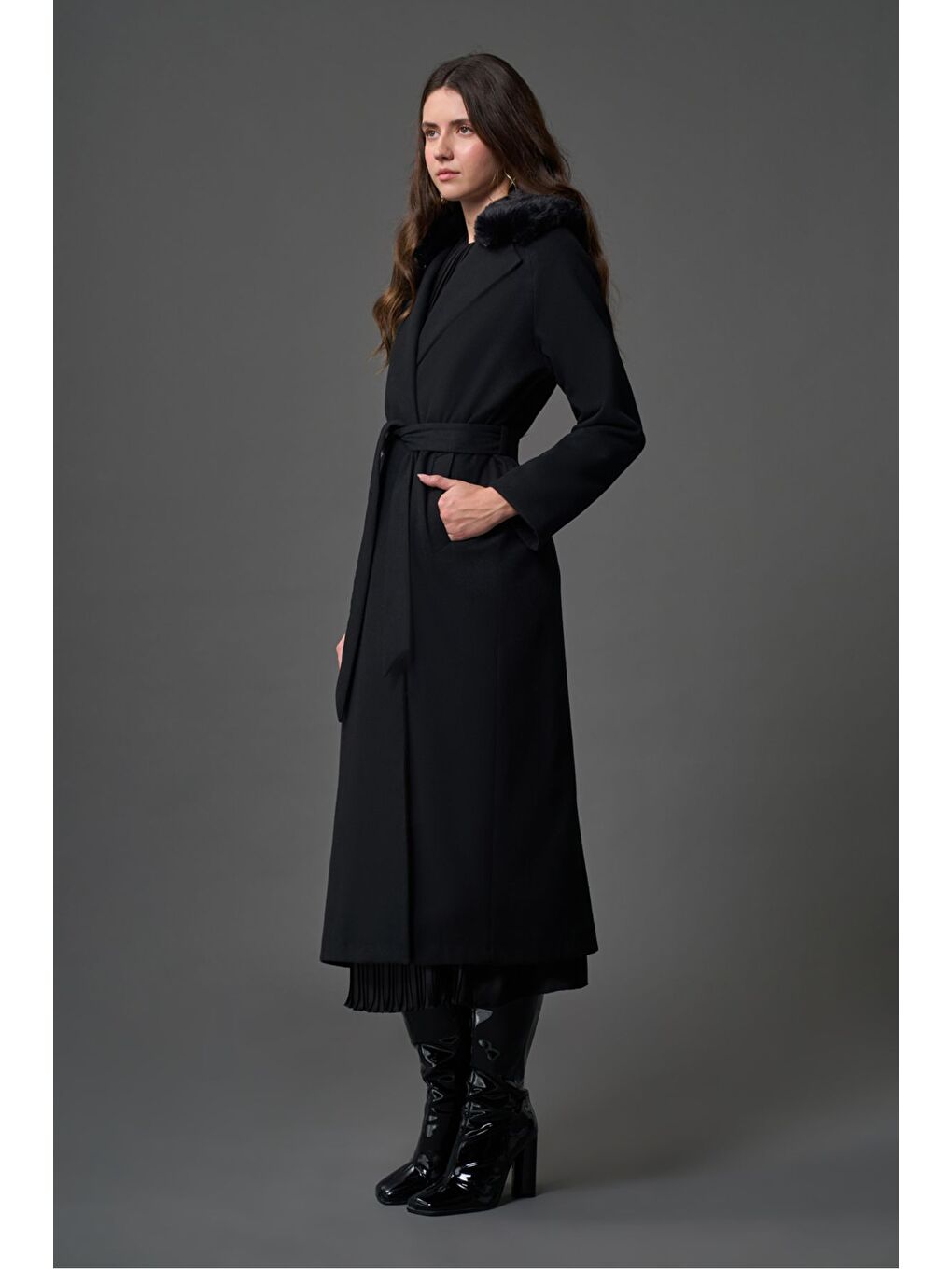 Yaka Kürklü Premium Siyah Kaban-3