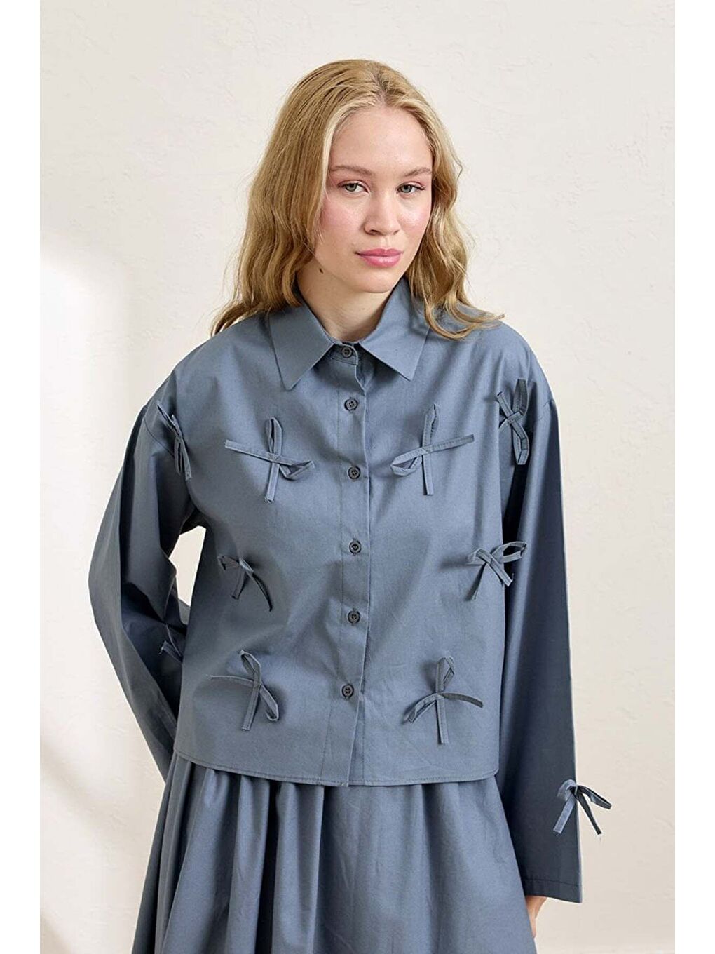 Soft İndigo Fiyonk Detay Crop Gömlek