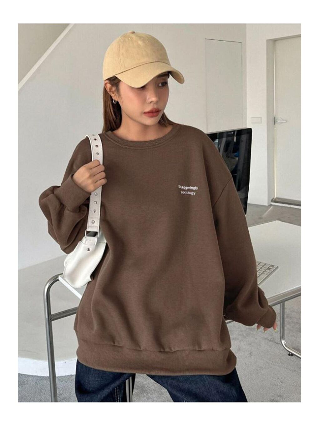 Trendseninle Kahverengi Kadın KAHVERENGİ Staggertly Baskılı Bisiklet Yaka Sweatshirt - 1