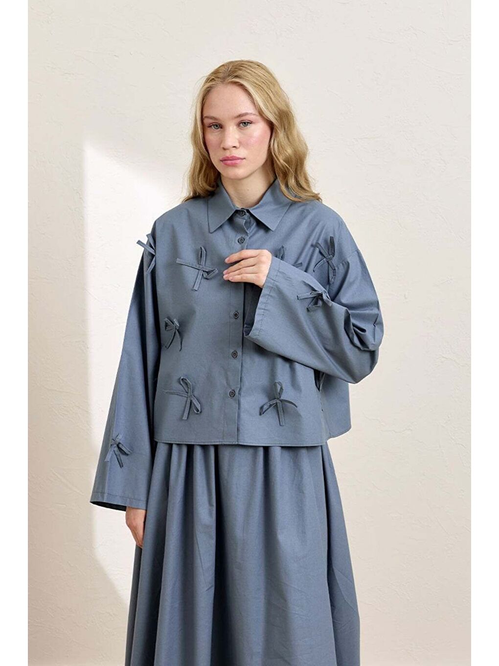 Soft İndigo Fiyonk Detay Crop Gömlek-1