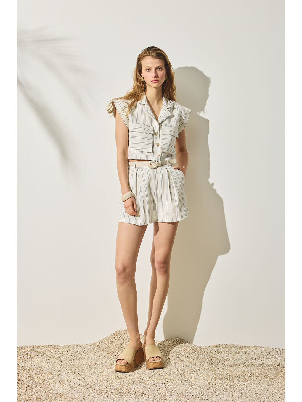 Bej Beli Kemerli İnce Çizgili Keten Şort Etek Naturel