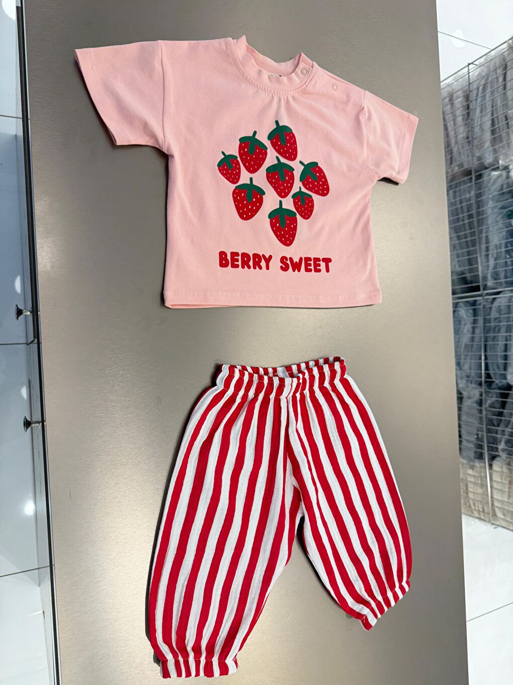Kız Bebek Pamuklu Pembe Çilek Baskılı Tişört Eşofman Takım-1