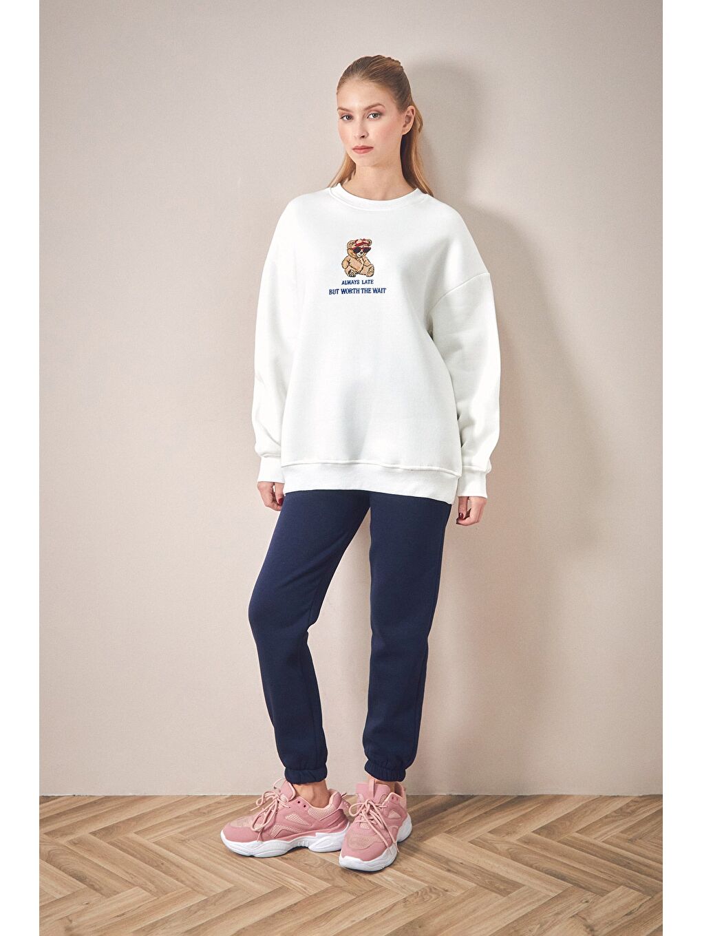 Fullamoda Ekru 3 İplik Ayıcık Nakışlı  Bisiklet Yaka Oversize Sweatshirt