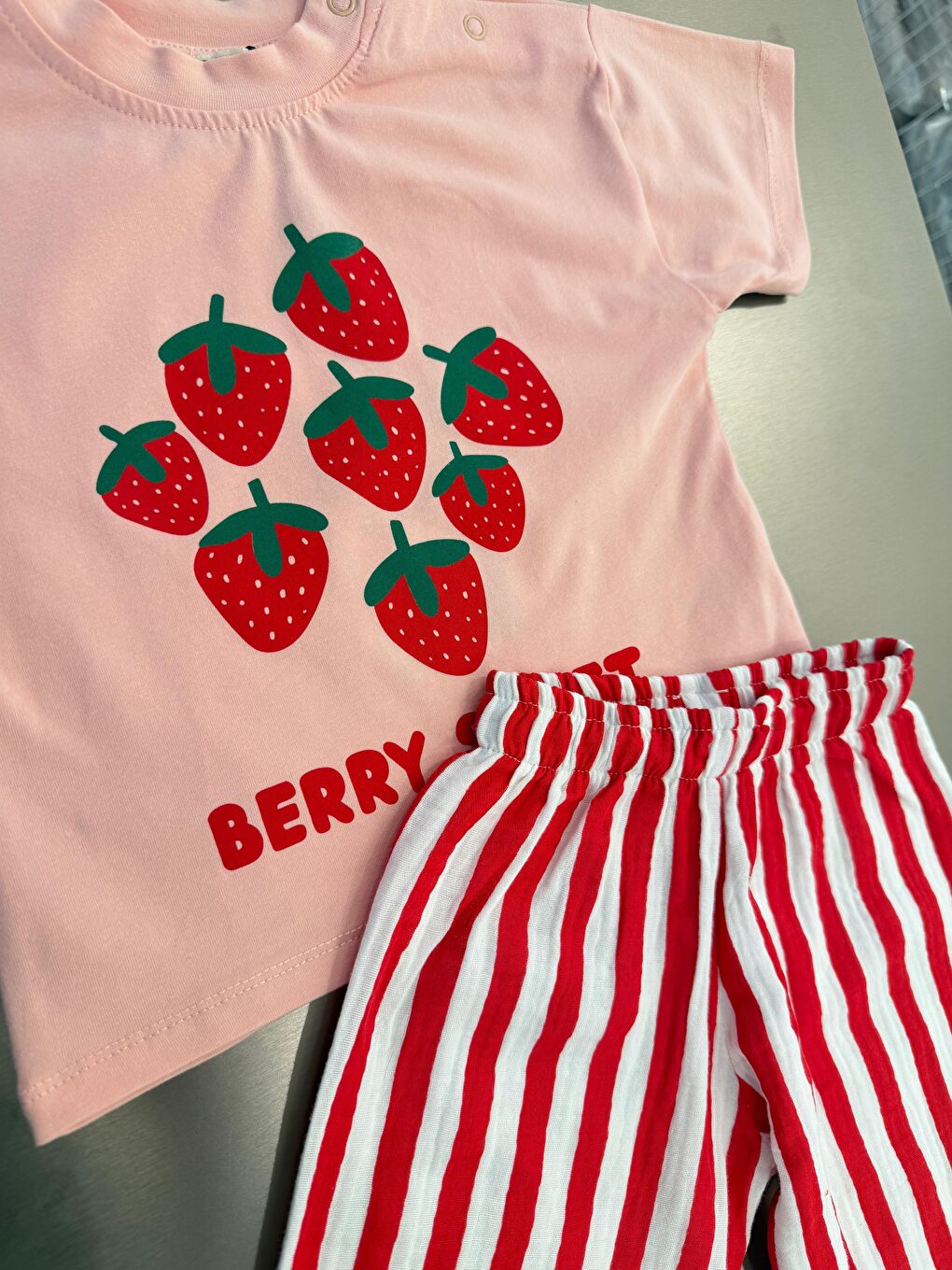 Kız Bebek Pamuklu Pembe Çilek Baskılı Tişört Eşofman Takım-2