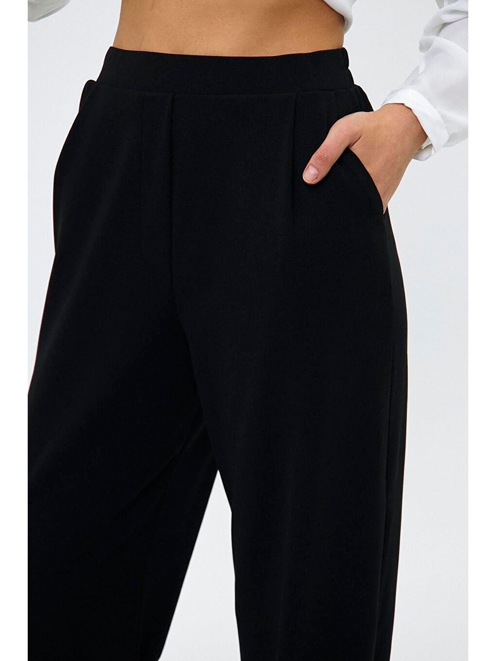 Bel Lastikli Pile Detaylı Siyah Kadın Pantolon-3