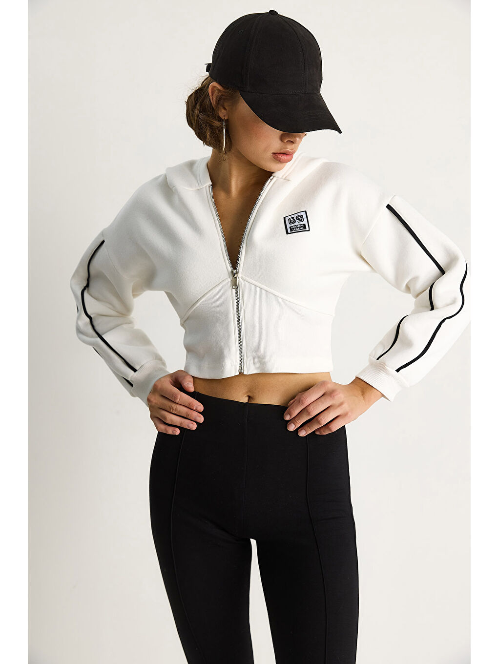 Beyaz Kadın Kapüşonlu Fermuarlı Korse Detaylı Şardonlu Crop Hırka-1