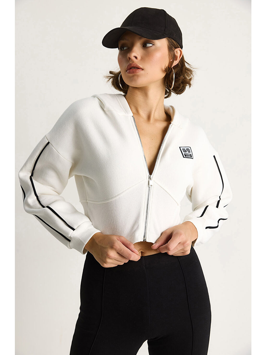 Beyaz Kadın Kapüşonlu Fermuarlı Korse Detaylı Şardonlu Crop Hırka-2