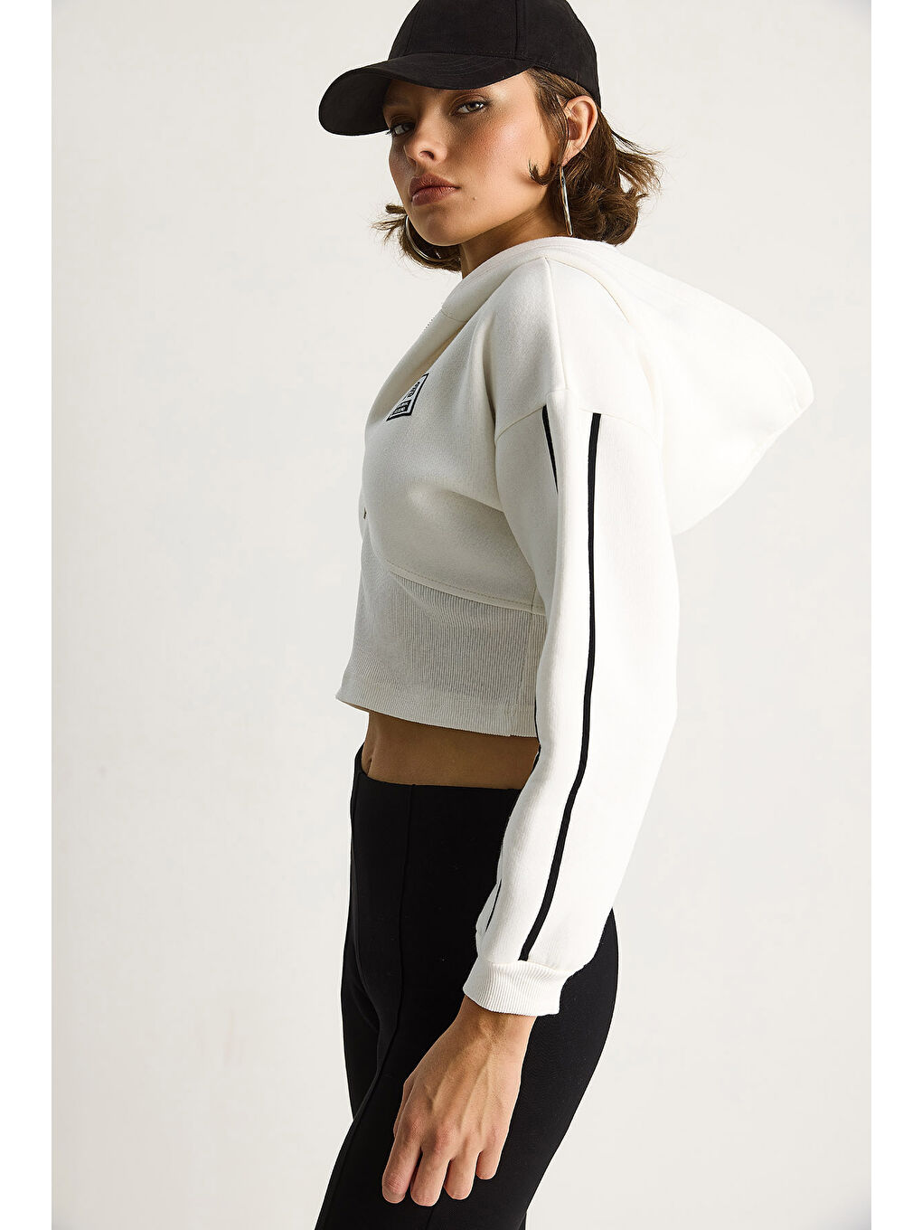 Beyaz Kadın Kapüşonlu Fermuarlı Korse Detaylı Şardonlu Crop Hırka-4