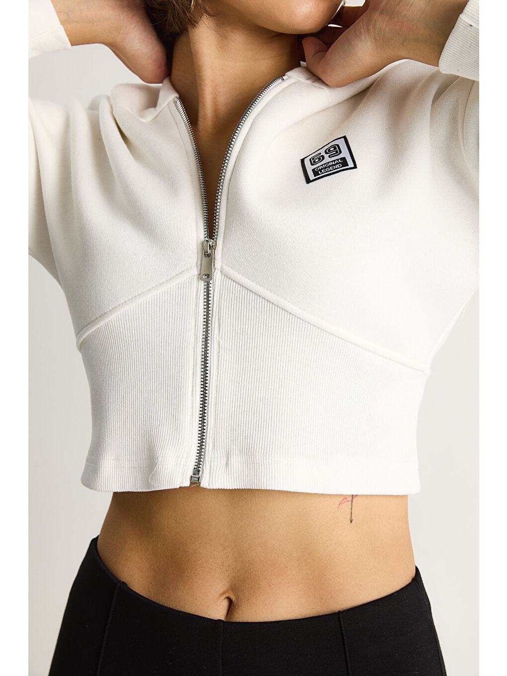 Beyaz Kadın Kapüşonlu Fermuarlı Korse Detaylı Şardonlu Crop Hırka-5