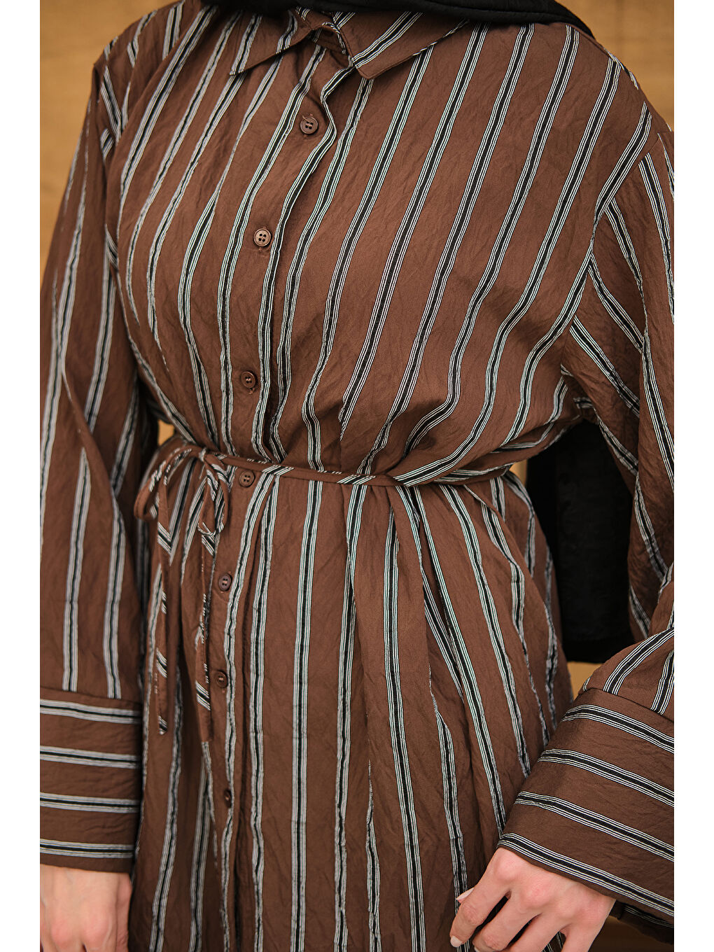 Kadın Kalın Çizgili Desenli Bel Bağlamalı Şifon Gömlek Kahverengi-4