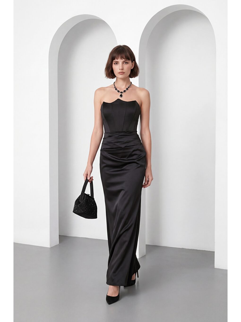 Kadın Siyah Dar Kalıp Straplez Yaka Beli Drapeli Saten Abiye Elbise-1