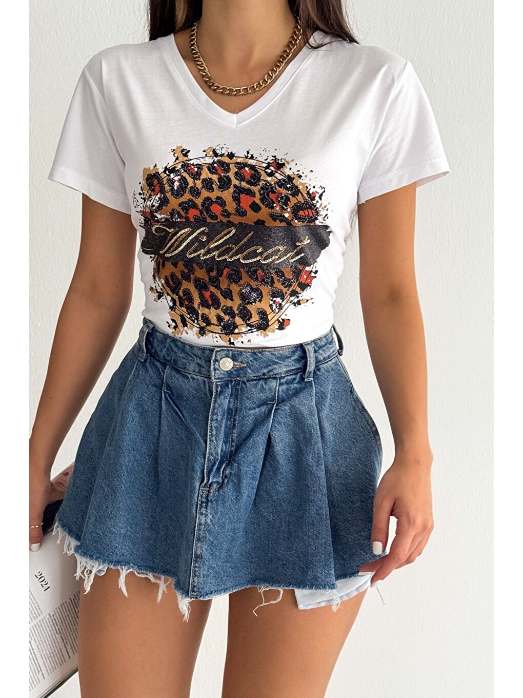 Beyaz V Yaka Kısa Kol Pul Payet Aplikeli Örme Regular Fit T-Shirt-2