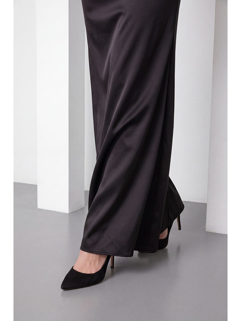 Kadın Siyah Dar Kalıp Straplez Yaka Beli Drapeli Saten Abiye Elbise-3