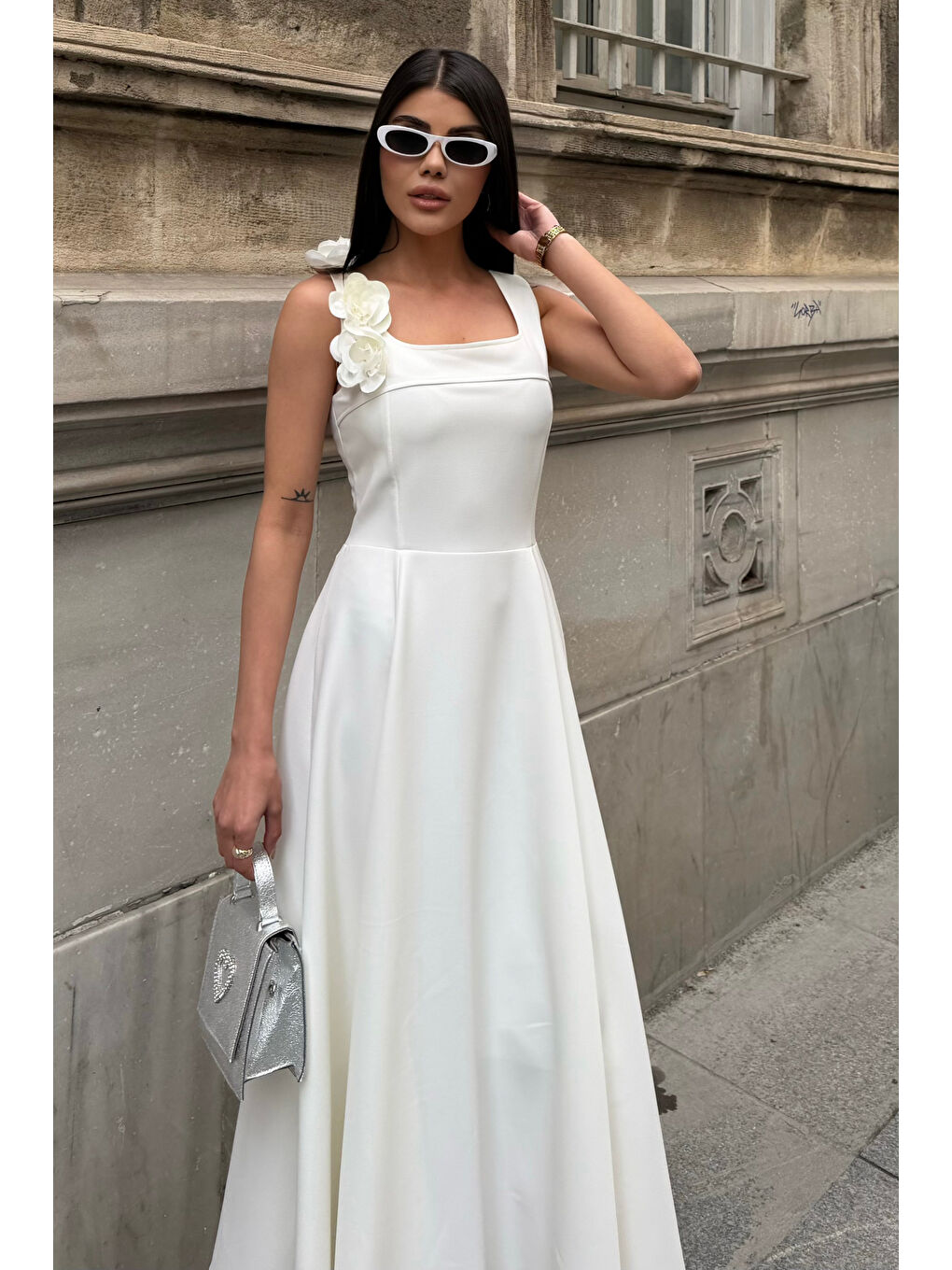 Kadın Beyaz Kare Yaka Çiçek Detay Kloş Midi Elbise-1