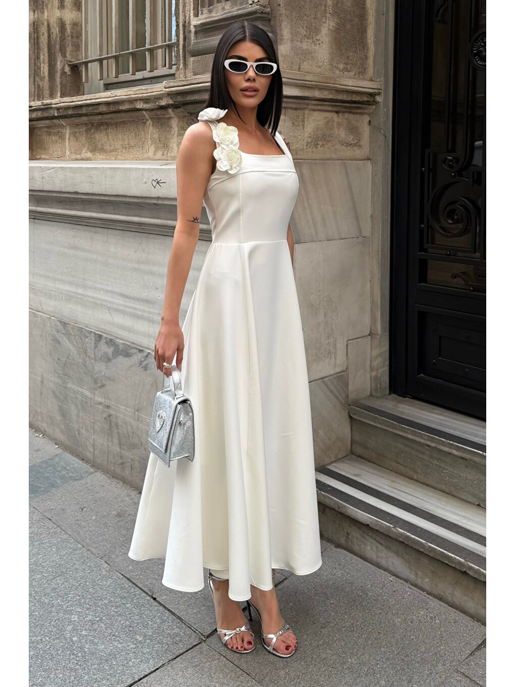 Kadın Beyaz Kare Yaka Çiçek Detay Kloş Midi Elbise-2