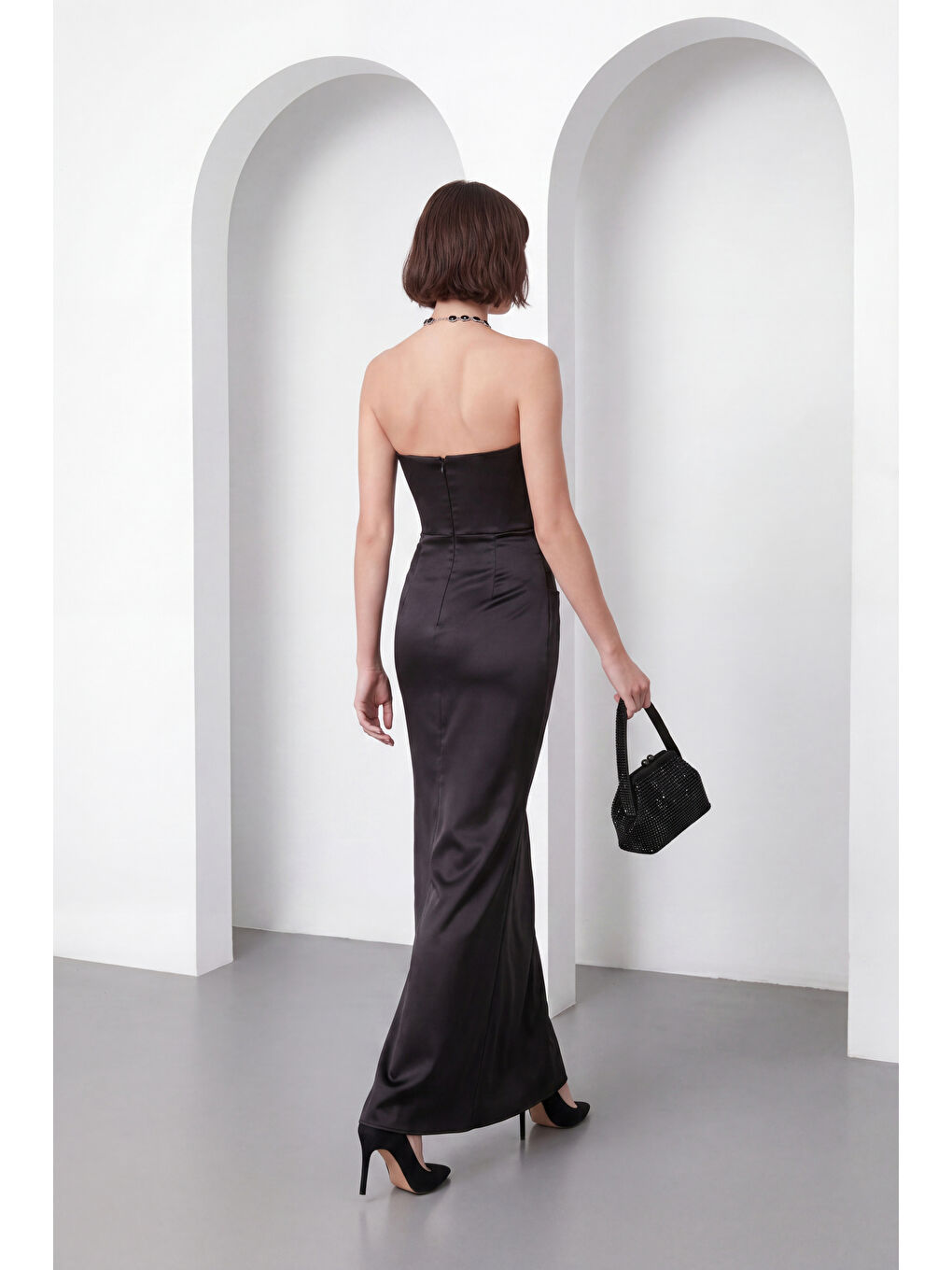 Kadın Siyah Dar Kalıp Straplez Yaka Beli Drapeli Saten Abiye Elbise-5