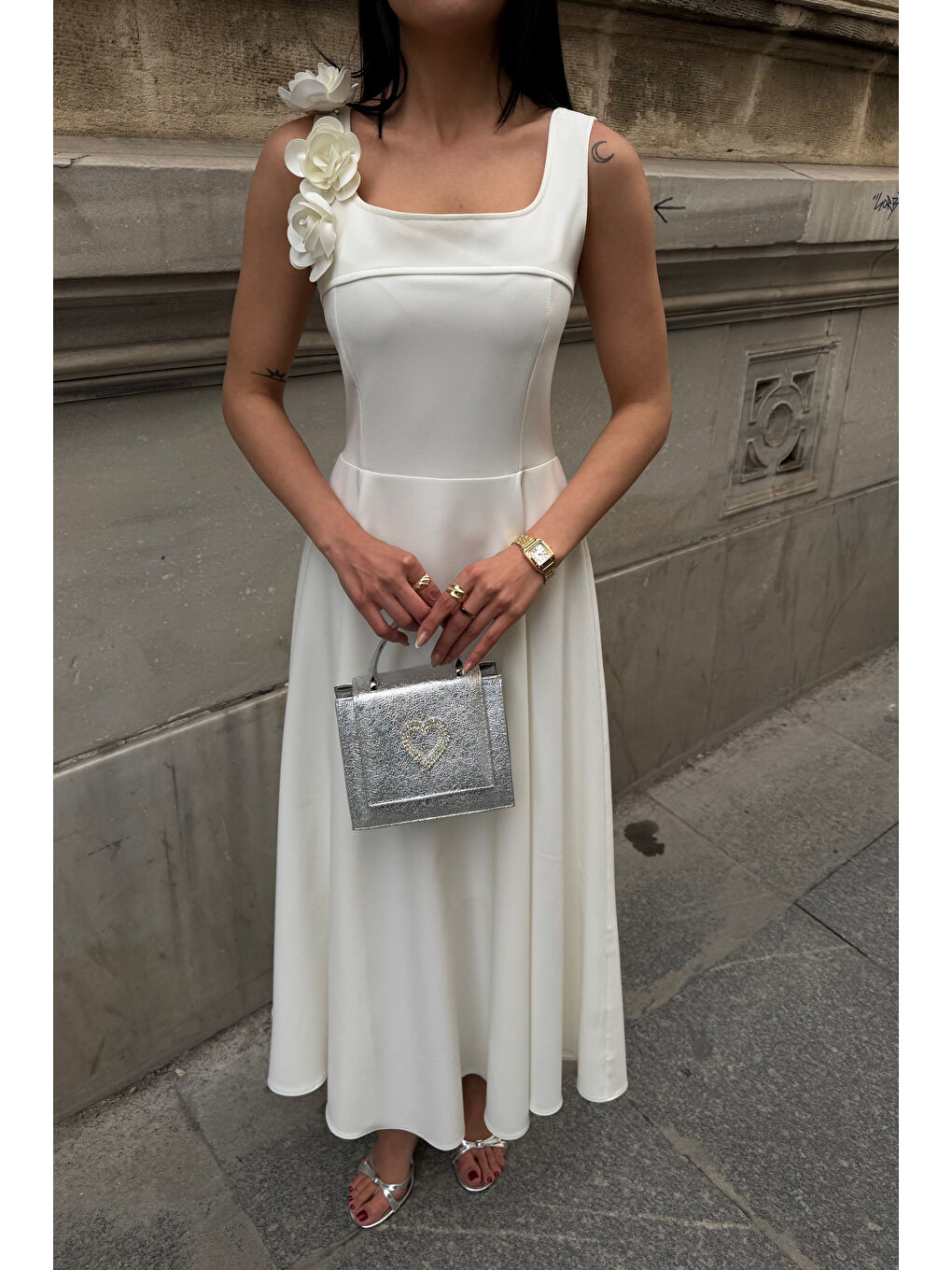 Kadın Beyaz Kare Yaka Çiçek Detay Kloş Midi Elbise-3