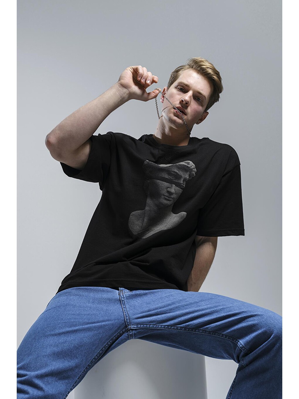 Siyah Heykel Baskılı Unisex Tişört-1