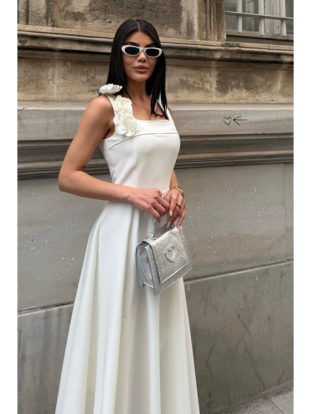 Kadın Beyaz Kare Yaka Çiçek Detay Kloş Midi Elbise-4