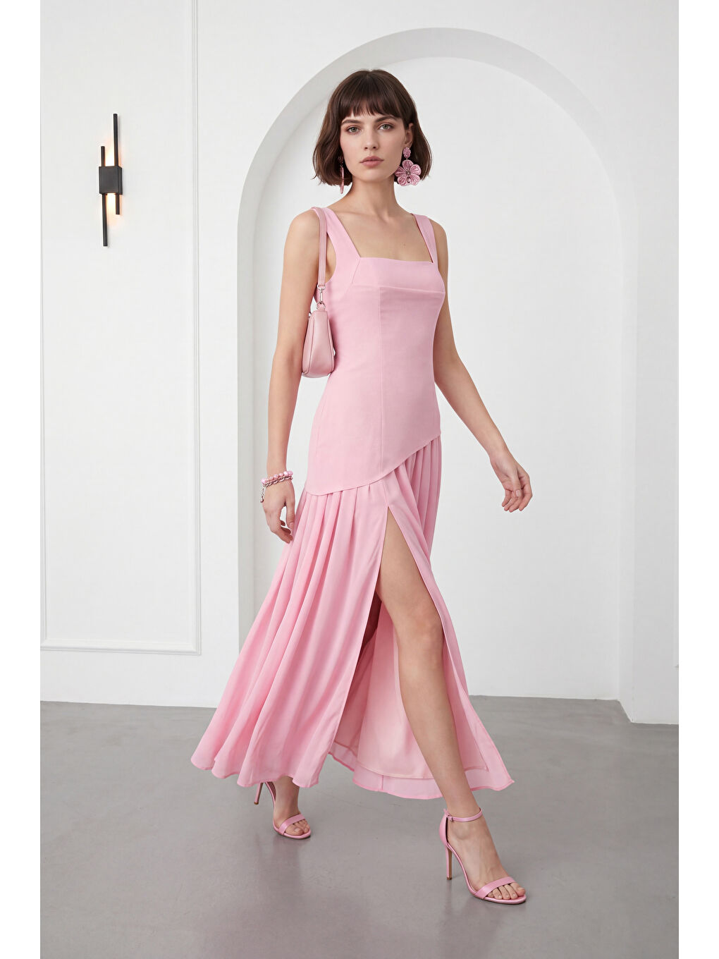 Kadın Pembe Kare Yaka Yırtmaçlı  Uzun Davet Elbisesi